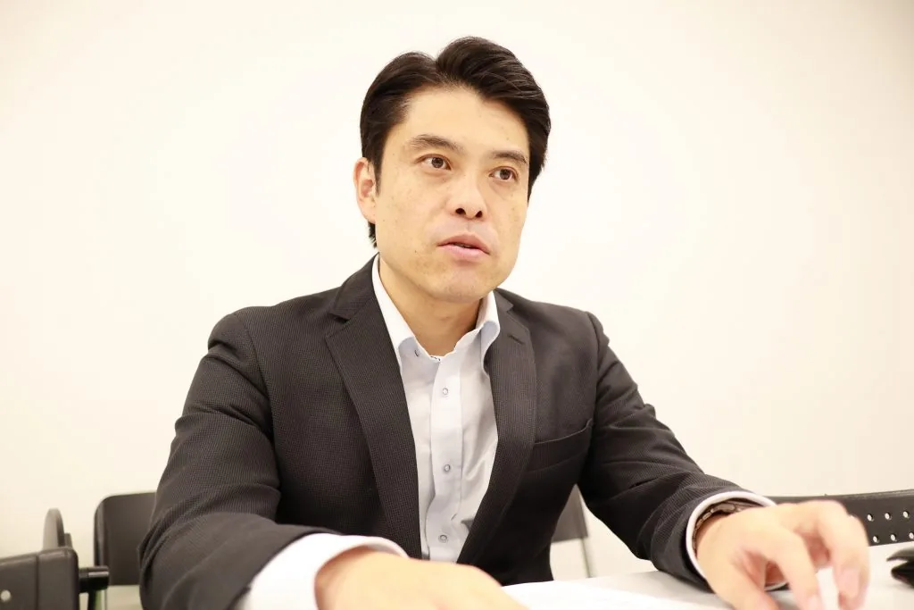 テーブルで質問に答える代表取締役